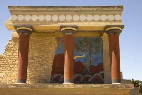 2. El palacio de Knossos o Cnossos, palacio característico de Creta, construido de manera laberíntica, sobre terrazas en lo alto de colinas, con un patio central de 60 metros de largo por 29 de