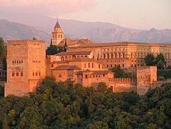 Su ejemplo más famoso es la Alhambra de Granada, donde se puede ver influencia islámica y de los reinos cristianos.
