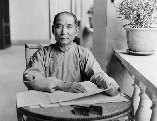 Sun Tat-sen Desde finales del siglo XIX, Sun Yat-sen abogaba por la expulsión de los extranjeros, algo que