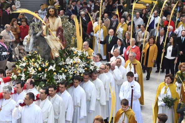 BENDICIÓN DE RAMOS EN LA BORRIQUILLA La Semana Santa coruñesa continúa su programación este Domingo de Ramos con el desfile que organizó la Cofradía de la Borriquilla.