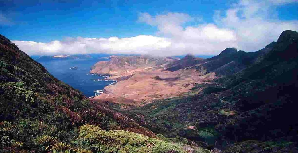 Un naufragio de la isla Robinson Crusoe / el contexto histórico Robinson Crusoe es un pequeña isla volcánica ubicada en el Pacífico