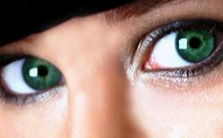 Los ojos son verdes. 9.