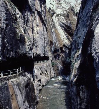 Gargantas y cañones El río se encaja fuertemente en el sustrato rocosa forma gargantas.