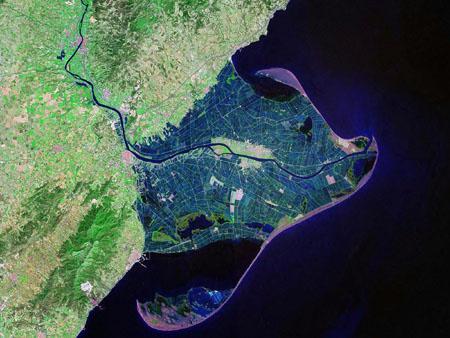 Delta de Río Ebro (Tarragona) A vista de satélite se aprecia claramente qué es un delta: un depósito sedimentario de forma triangular formado mar adentro en la desembocadura de un río.