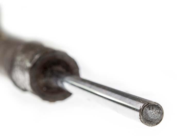 Vástago de pistón, rayado Rosca desgarrada En el vástago de pistón se forman en un lado profundas huellas de rodadura.