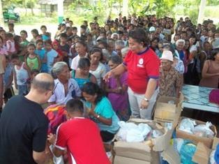hortalizas, regalos de Navidad para los niños y otros bienes básicos que se llevarán a Samar Oriental (municipios de Quinapondan, Giporlos y Balangiga).