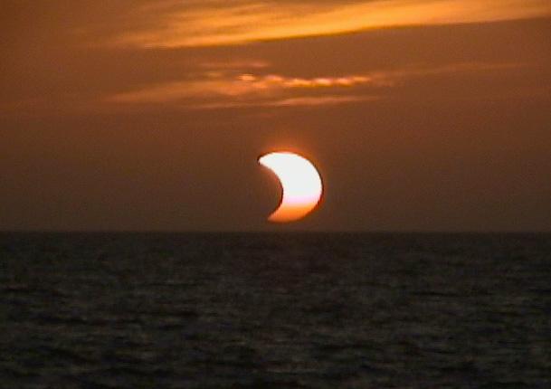 El segundo tipo de eclipse solar es un eclipse solar parcial. Este sucede cuando el Sol, la Luna y la Tierra no están exactamente en línea recta.