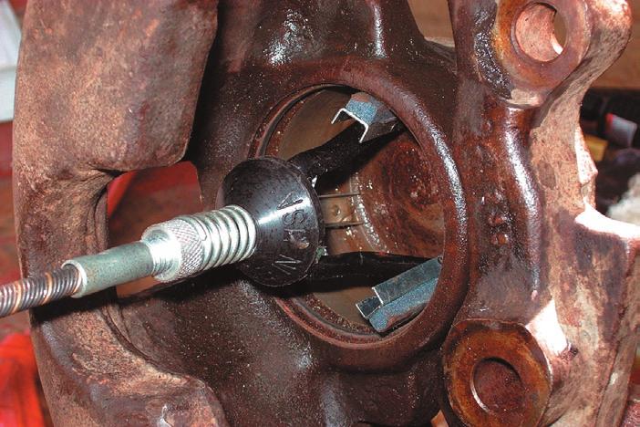 8) Pule el cilindro de rueda con un pulidor de