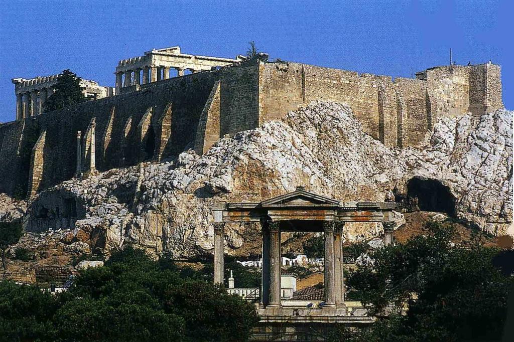 Proseguiremos nuestro recorrido por la moderna Atenas: el Parlamento, el Monumento al Soldado Desconocido y el tradicional cambio de guardia en la Plaza de la Constitución o Plaza Syntagma, corazón