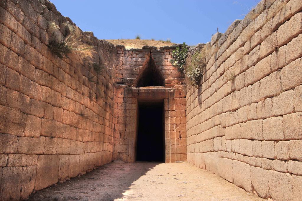 Visitaremos sus impresionantes murallas ciclópeas con la Puerta de los Leones y alguna de sus tumbas tholos : la Tumba de Agamenón (o Tesoro de Atreo). Micenas.