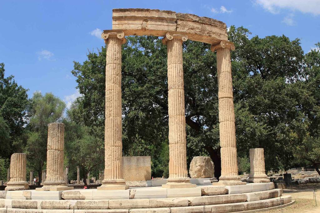 Desayuno y visita al Santuario de Olimpia y a su magnífico Museo, que alberga obras de gran importancia, como el famoso Hermes de Praxíteles y los frontones y metopas del Templo de Zeus.