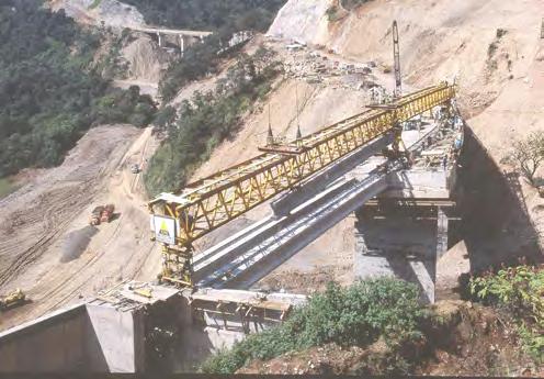 Vía Férrea México - Veracruz. 1985 Viaducto Tula Long. = 496 m Montaje deslizado de cajón de superestr. Dirección General de Vías Férreas.