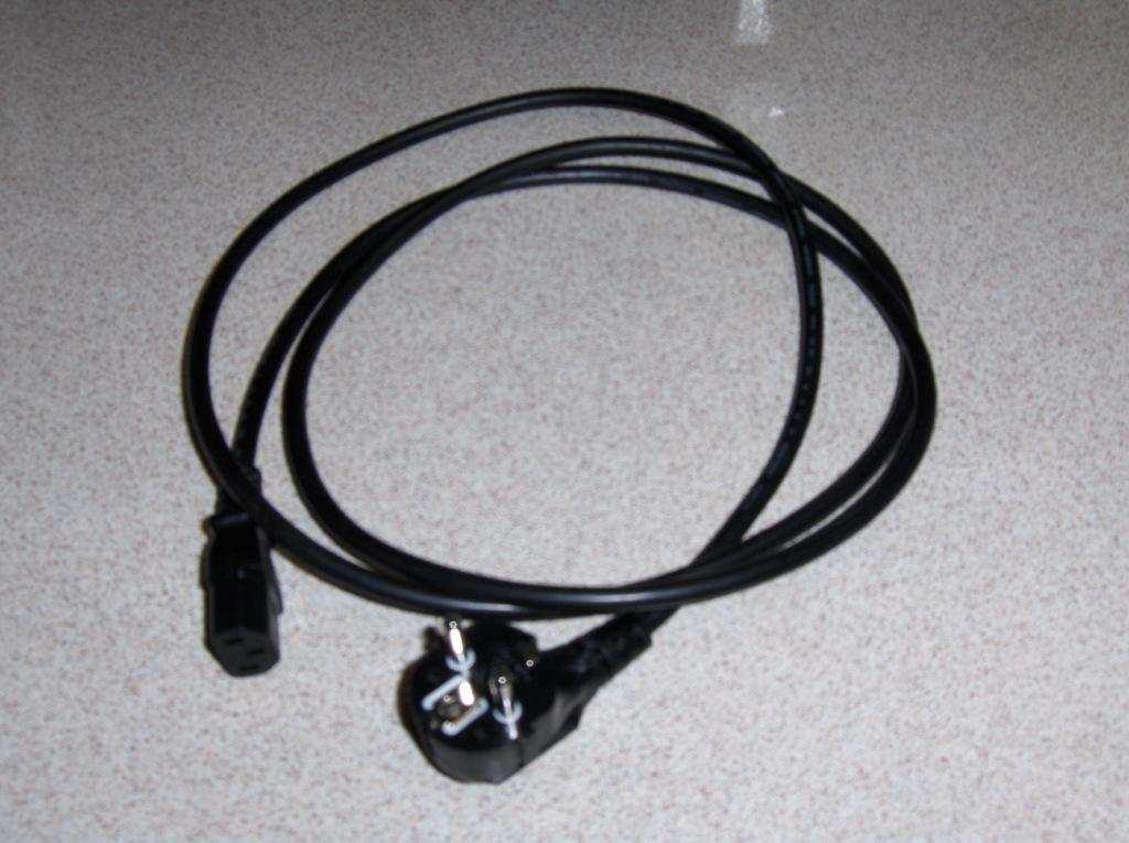 El emisor del entrenador de comunicaciones se encuentra en el estante superior. Además, necesita los siguientes cables: Un cable BNC-BNC (Figura 1(a)). Dos sondas para el osciloscopio (Figura 1(b)).