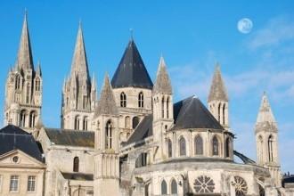 Día 4 Caen La ciudad de Caen se ubica en la región Calvados de Francia. Destaca por sus edificios de valor arquitectónico y monumentos, sus museos y oferta cultural, y su oferta de entretenimiento.