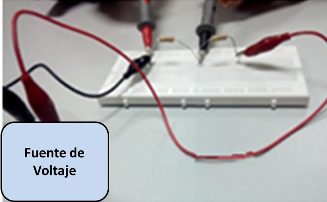 Fig. 08: Medida de voltaje para resistencias en serie d) Use el multímetro y seleccione la opción de medida de voltaje DC. Luego mida el voltaje en cada resistor en serie, 𝑽𝑨𝑩 y 𝑽𝑩𝑪. (Ver Fig. 07).