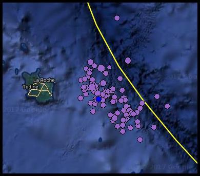 Al otro lado de la Fosa sur de las Nuevas Hébridas, las profundidades de los terremotos aumentan de oeste a este, donde la Placa de Australia se subduce debajo de la Placa del Pacífico.