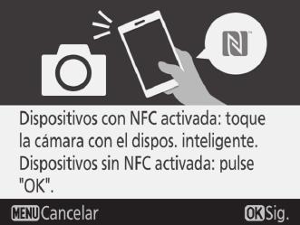 Para conectarse usando NFC, ponga en contacto la antena NFC del dispositivo inteligente con el logotipo (N-Mark) de la cámara y, a continuación, espere hasta que la aplicación SnapBridge app se