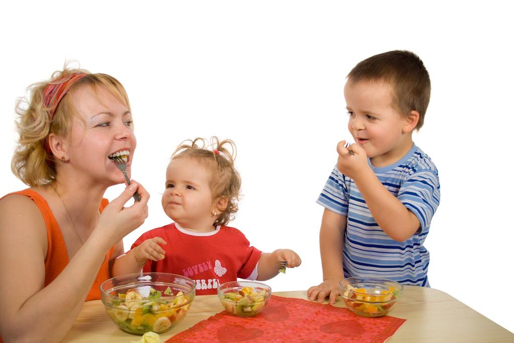 MITOS SOBRE ALIMENTACIÓN INFANTIL MITO " Es obligación de los padres que los niños coman.