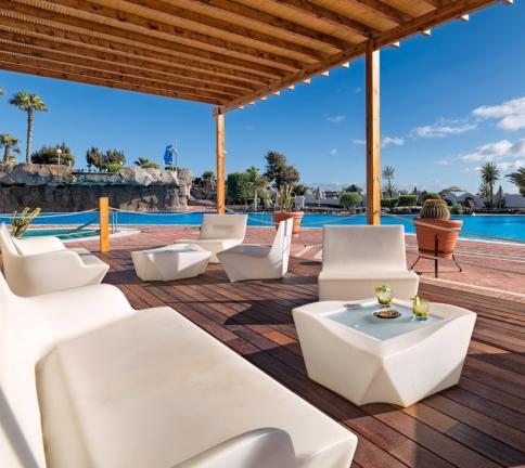 Dispone de acceso a una terraza junto a la piscina. Zona ajardinada exclusiva: con hamacas con vistas al mar, a la Isla de Lobos y Fuerteventura.