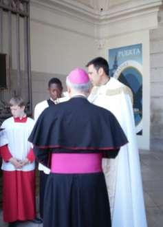 A las puertas de la Catedral le sale a recibir el párroco de la Magdalena Enrique Roldán