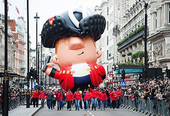 DÍA 3 Londres Desfile de Año Nuevo Para los que guarden fuerzas después de la noche más celebrada del año, aconsejamos no perderse el Desfile del Año Nuevo (New Year's Day Parade), una tradición que