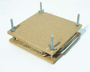 Al situar las muestras en la prensa de madera, es recomendable seguir esta secuencia: 1. Cartón 2. Papel periódico 3. Papel absorbente 4. Planta 5. Papel absorbente 6. Papel periódico 7. Cartón 3.