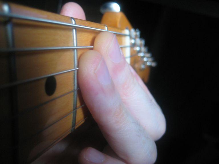 ..) La yema del dedo NO es la zona que debe apretar la cuerda SÍ NO Aunque estamos hablando de guitarra, esta norma es extensible a todos los órdenes de la vida: mantén relajada la mano cuando toques.