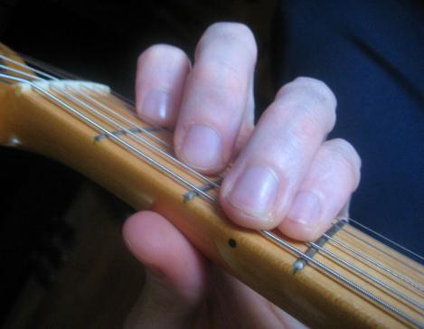 En realidad estos dos acordes se pueden tocar con tres dedos (basta poner el dedo en la posición que está marcada