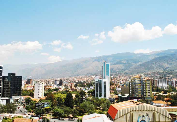 COCHABAMBA, LA LLAJTA Cochabamba es actualmente la tercera ciudad en importancia económica de Bolivia. Se encuentra situada en el centro del país (valle cochabambino), con una población de 1.113.