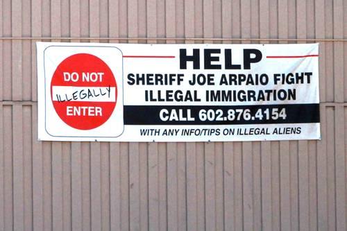 En ese mismo lugar de Maricopa, y dirigido por Joe Arpaio, aparece el número telefónico de la oficina del sheriff para denunciar la presencia de sospechosos de ser indocumentados Foto Elizabeth Coll