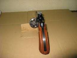 Las armas cortas se dividen en pistolas y revólveres. El revolver se caracteriza y diferencia por su cilindro rotatorio que aloja los cartuchos.