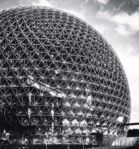 Y señala como la más famosa, la que constituyó el Pabellón de los Estados Unidos en Montreal, con una imagen, añadiendo que fue destruida en 1976. La EXPO de Osaka 70 aparece en varios artículos.