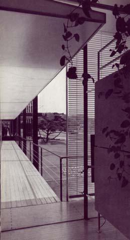 Pasarela en voladizo que rodea los pabellones. Architektur und Wohnform, No.8, octubre 1958, p. 325.