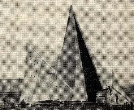 Fotografías del Pabellón Philips en construcción. Architectural Record, marzo 1958, p.11. junto con dos croquis el proyecto.