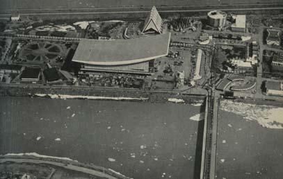(Sup.) Interior del pabellón, p.54. (Dcha). Vista aérea del Pabellón de EE. UU., enfrentado al de la URSS, p.55. The Architectural Forum, mayo 1967.