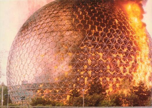 La cúpula de Fuller presa de las llamas en una imagen de 1976.