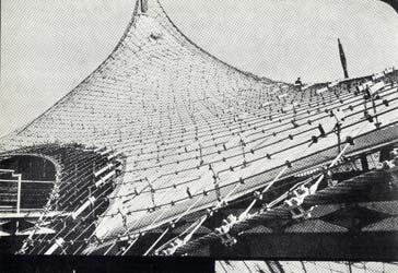 Página de la revista L Architecture d Aujourdhui dic1967-enero 1968. Con diferentes imágenes del Pabellón de Frei Otto.