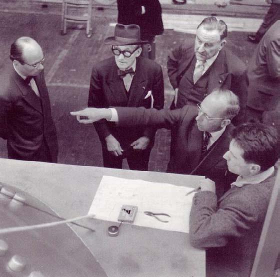 Le Corbusier y Xenakis(último a la dcha) fijando la ubicación final de los altavoces. p. 196. Marc Treib.: Space calculated in seconds: the Philips Pavilion. Le Corbusier. Edgar Varèse. 1996.