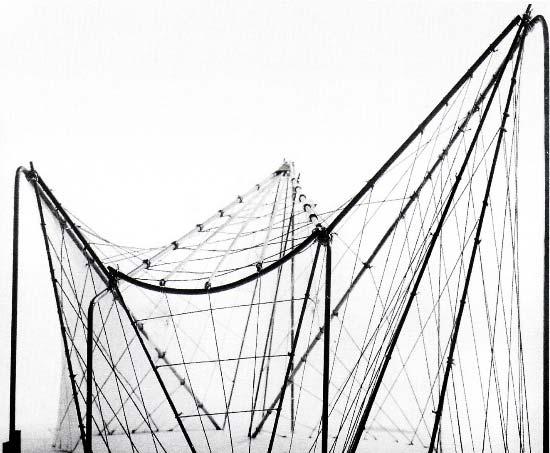 Modelo en alambre de la segunda propuesta (final 1965) del proyecto de Xenakis. p. 38. Marc Treib.: Space calculated in seconds: the Philips Pavilion. Le Corbusier. Edgar Varèse. 1996.