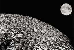 La estructura geodésica de Buckminster Fuller, se estudia en The geodesic works of Richard Buckminster Fuller, 1948-68: (The Universe as a home of man) 112 de Chii Wong como la culminación de una