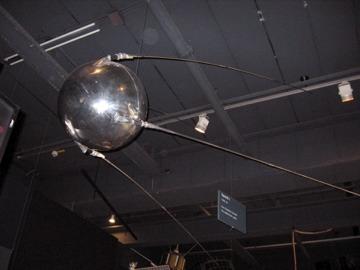 Sputnik ( 57-60) Primer objeto hecho por el hombre en el espacio.
