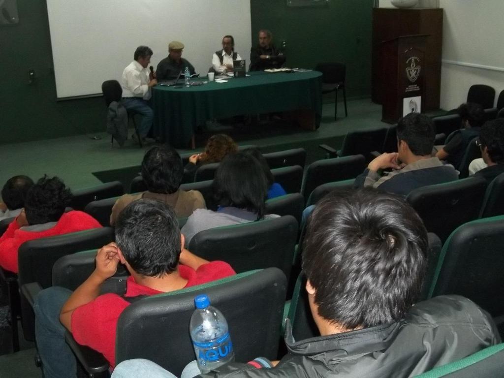 En el Auditorio de la Facultad se llevó a cabo la lectura de Poesía denominada Literatura y erotismo presentada por la Mtra. Victoria Chino Muñoz.