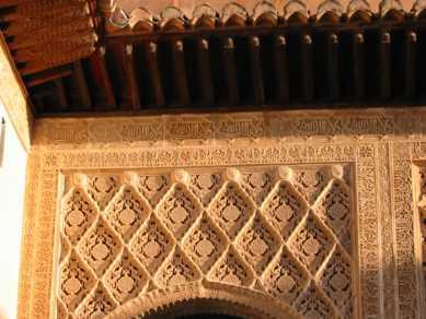 La decoración en yeso puede ser tallada in situ (cuando aún estaba fresco), o mediante el procedimiento del vaciado con empleo de moldes.