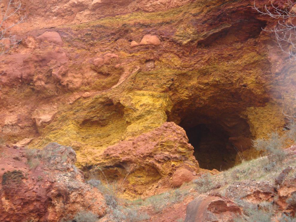 concretamente en la ubicada en el sector derecho (FOTOGRAFÍA 4), pueden observarse perfectamente las mineralizaciones de relleno
