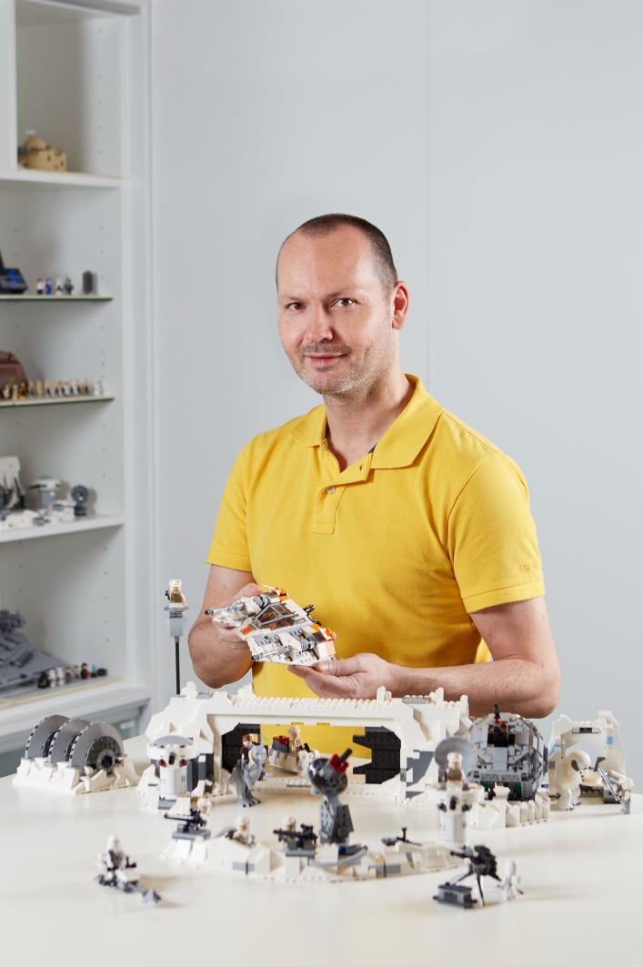 Conoce al diseñador del modelo Hans Burkhard Schlömer P: Cuándo comenzaste a diseñar modelos para LEGO Star Wars? R: La Batalla de Hoth es mi tercer set Star Wars.