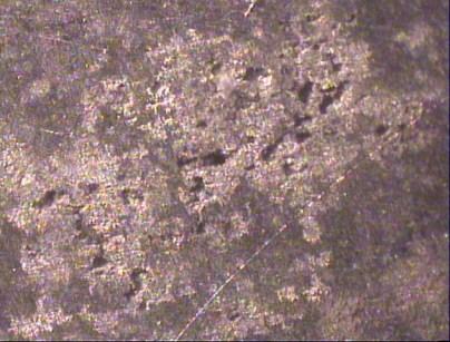 Estas picaduras formadas en la superficie que son la consecuencia del rompimiento de la capa pasiva frente a las sales de cloruros y sulfatos disueltas, están ubicadas en los pequeños puntos oscuros,