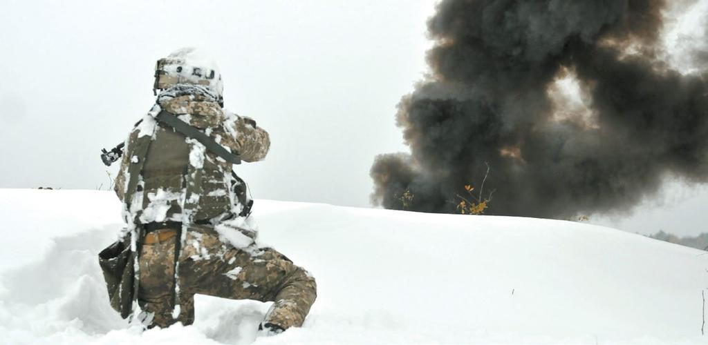 Un soldado ucraniano asignado al 1er Batallón, 80a Brigada Aeromóvil, busca señales de actividad enemiga simulada el 14 de noviembre de 2016 durante un ejercicio de capacitación de operaciones