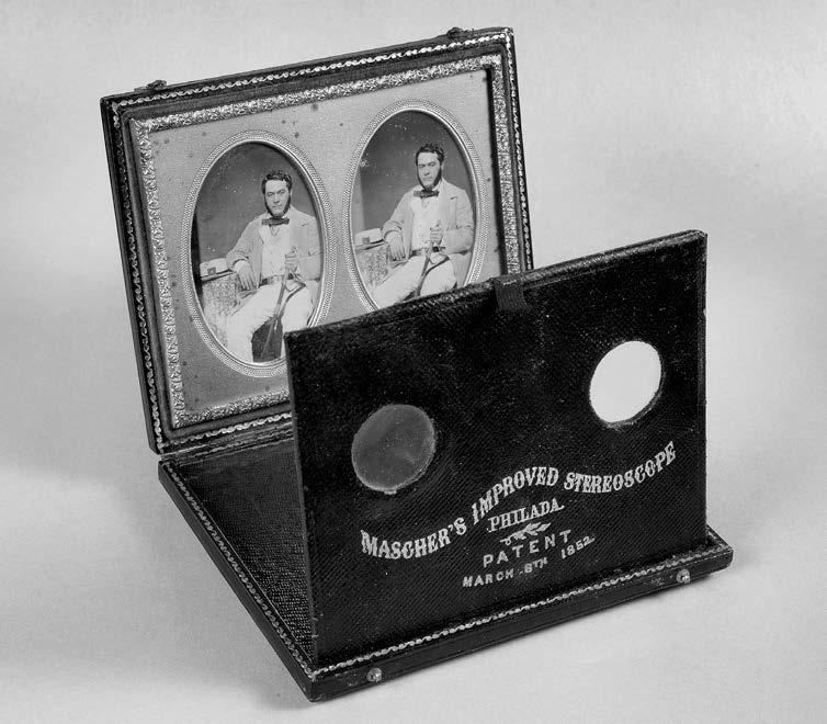 DAGUERREOTIP ESTEREOSCOPI Autor: J. P. Mascher (EUA) Material: Vidre, metall, cuir, mercuri. Tècnica: Procediment fotogràfic (daguerreotip). Mides: 12 cm x 9,5 cm (estoig). Cronologia: 1850-1860.