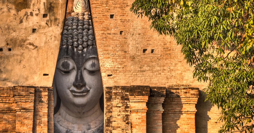 Allí se realiza un paseo en bicicleta por los jardines entre sus ruinas y lagunas. Desde aquí se contempla uno de los íconos más importantes, el gran Buda Blanco de Wat Sri Chum.