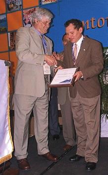 Entrega del Premio BCIE a la Excelencia de Microfinanzas 2006 al FDL.